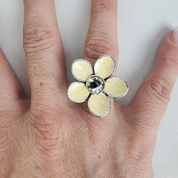 A&C Cream Silver Flower Adjustable Ring - Picture 1 of 7